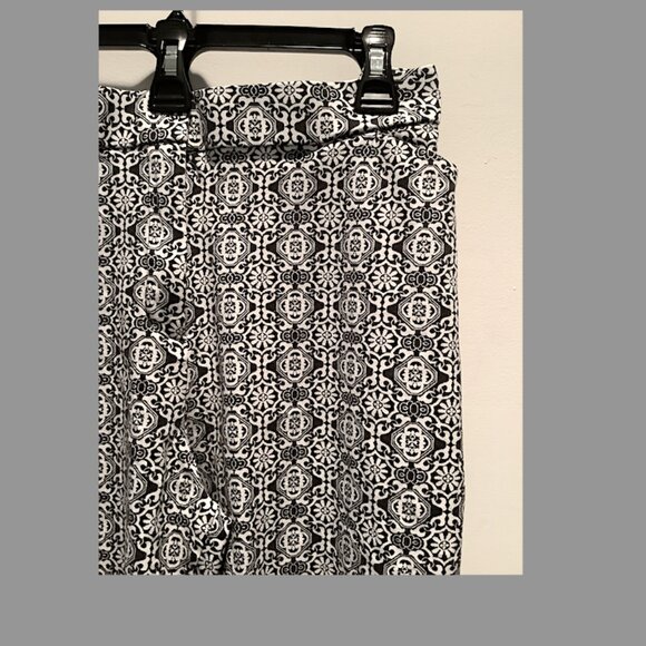 Chicos - 4 pocket Black & White lightweight cotton blend crop pant, size 2.5R - Picture 2 of 5